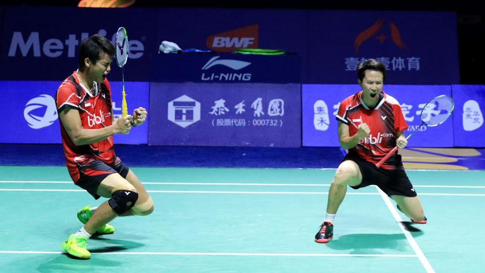 Tontowi Ahmad dan Liliyana Natsir saat berhadapan dengan Zhang Nan/Li Yinhui di partai final China Open Super Series Premier 2016.